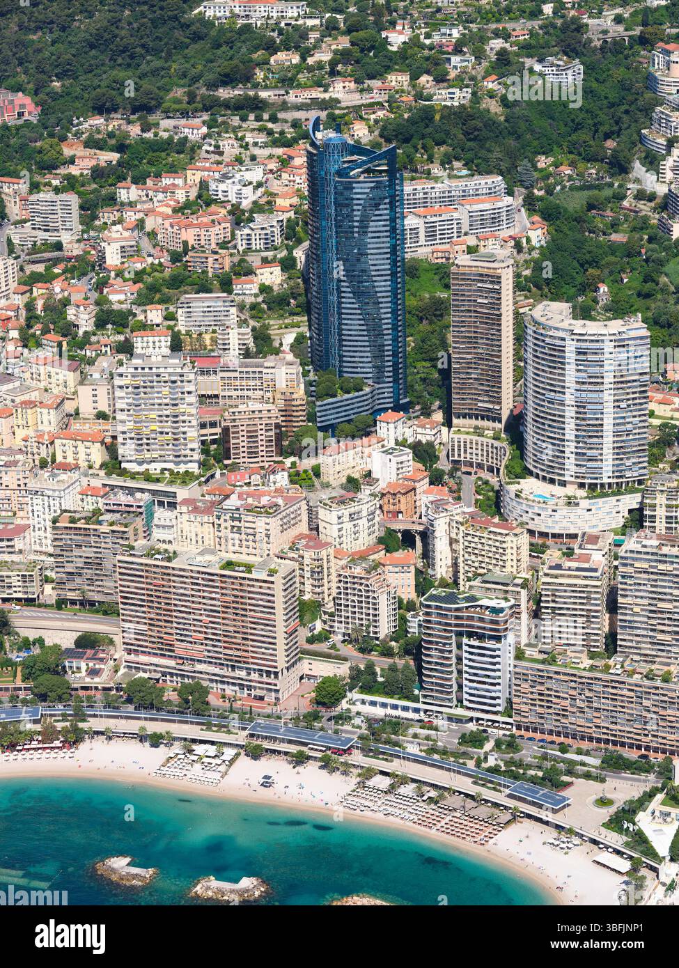 LUFTAUFNAHME. Der 171 Meter hohe Odeon Tower ist das höchste Hochhaus des Bundesstaates. Bezirk von La Rousse Saint Roman, Fürstentum Monaco. Stockfoto