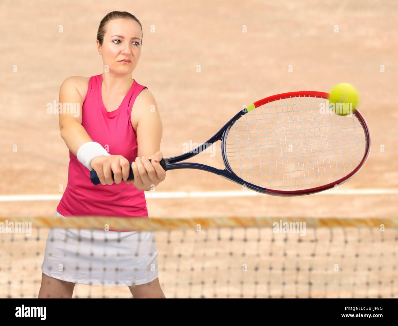 Porträt einer Tennisspielerin, die auf einem Tonplatz steht und schwatzt Stockfoto
