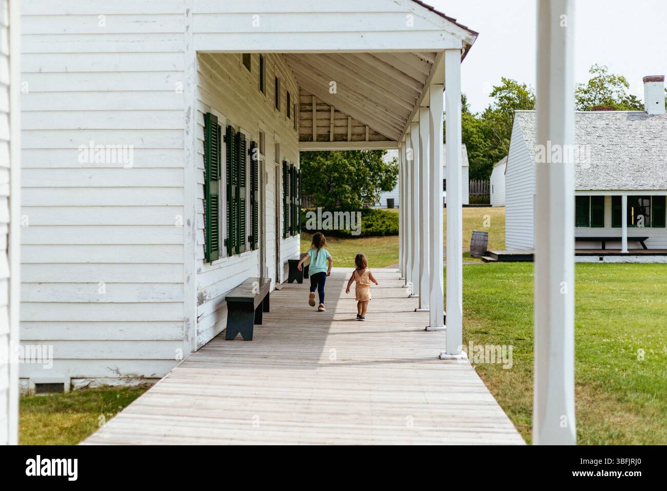 Kinder spielen im Historic Fort Wilkins State Park, Michigan Stockfoto