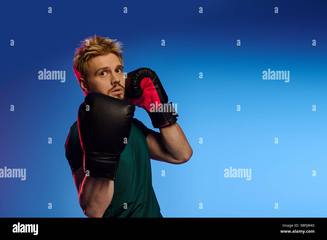 Der hübsche junge Mann trainiert intensiv und zeigt Entschlossenheit in einem modernen Fitnessstudio. Stockfoto