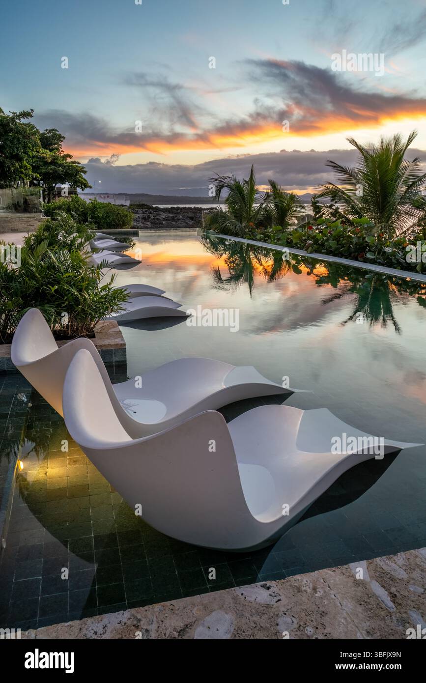 Liegestühle im flachen Pool im Strandresort Stockfoto