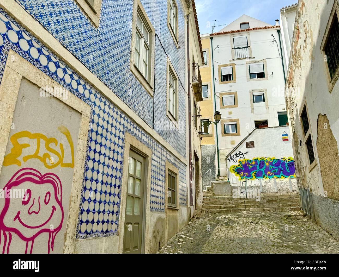 Traditionelle blaue und weiße Azulejo-Fliesen an der Fassade von Gebäuden in Alfama in Lissabon Portugal - Smartphone-aufgenommenes Stockfoto