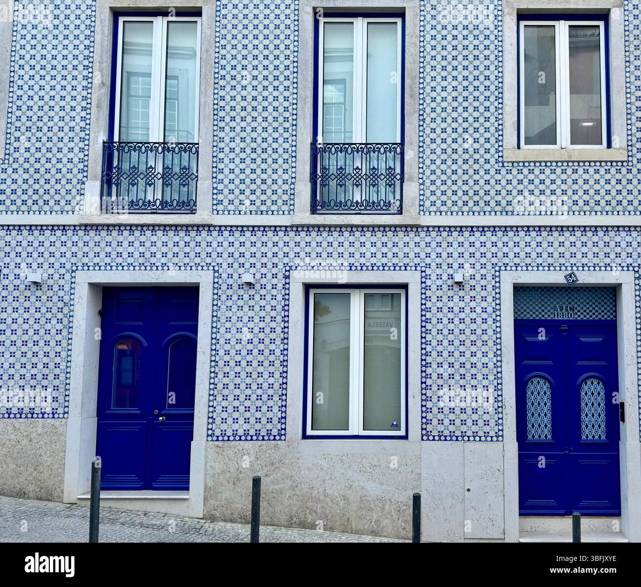 Traditionelle blaue und weiße Azulejo-Fliesen an der Fassade von Gebäuden in Alfama in Lissabon Portugal - Smartphone-aufgenommenes Stockfoto