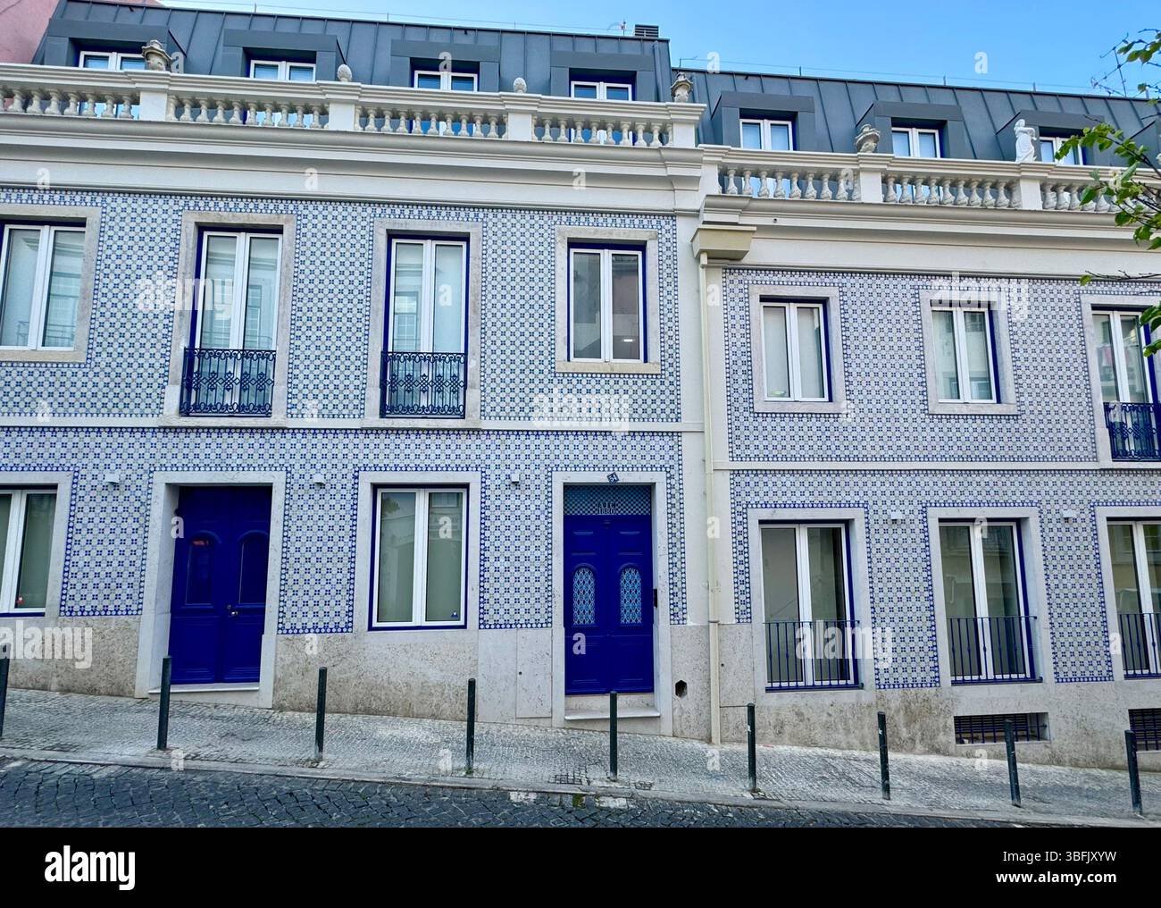 Traditionelle blaue und weiße Azulejo-Fliesen an der Fassade von Gebäuden in Alfama in Lissabon Portugal - Smartphone-aufgenommenes Stockfoto