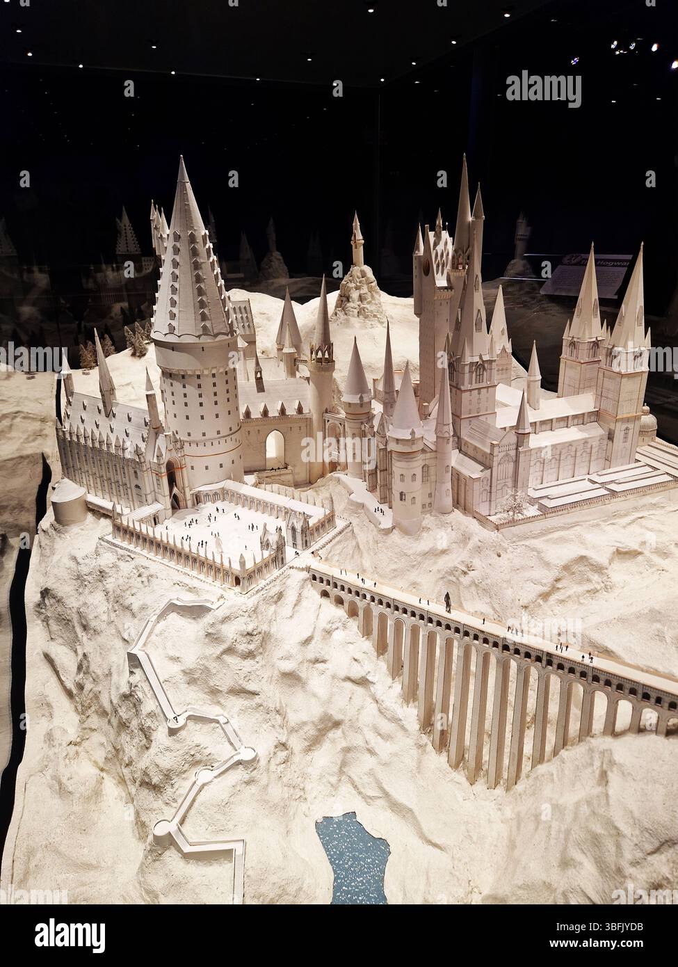 Detailliertes Miniaturmodell eines Fantasy Castle mit Brücke und Innenhof. London, Großbritannien Stockfoto