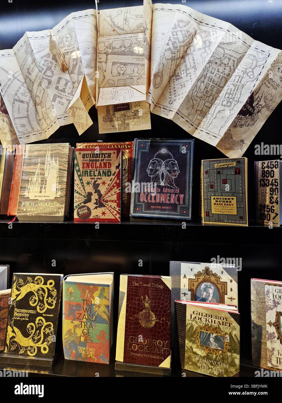 Sammlung magischer Bücher und Karten in Regalen in einem Buchladen. London, Großbritannien Stockfoto