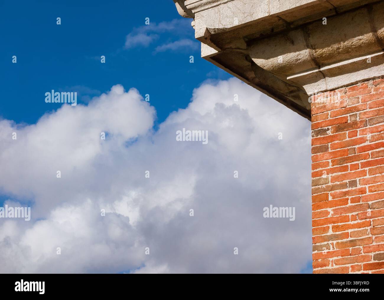 Alte Architektur mit Wolken als Hintergrund Stockfoto