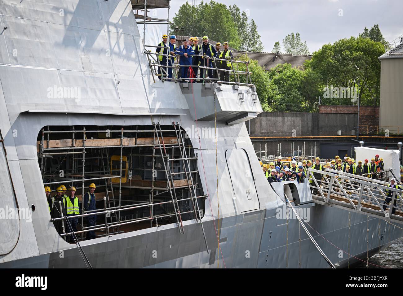 Mitarbeiter beobachten Premierminister Sir Keir Starmer bei einem Besuch bei BAE Systems in Govan, Glasgow, um die Strategic Defence Review zu starten. Bilddatum: Montag, 2. Juni 2025. Stockfoto