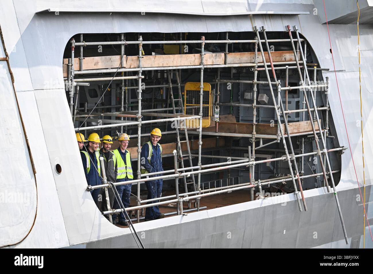 Mitarbeiter beobachten Premierminister Sir Keir Starmer bei einem Besuch bei BAE Systems in Govan, Glasgow, um die Strategic Defence Review zu starten. Bilddatum: Montag, 2. Juni 2025. Stockfoto