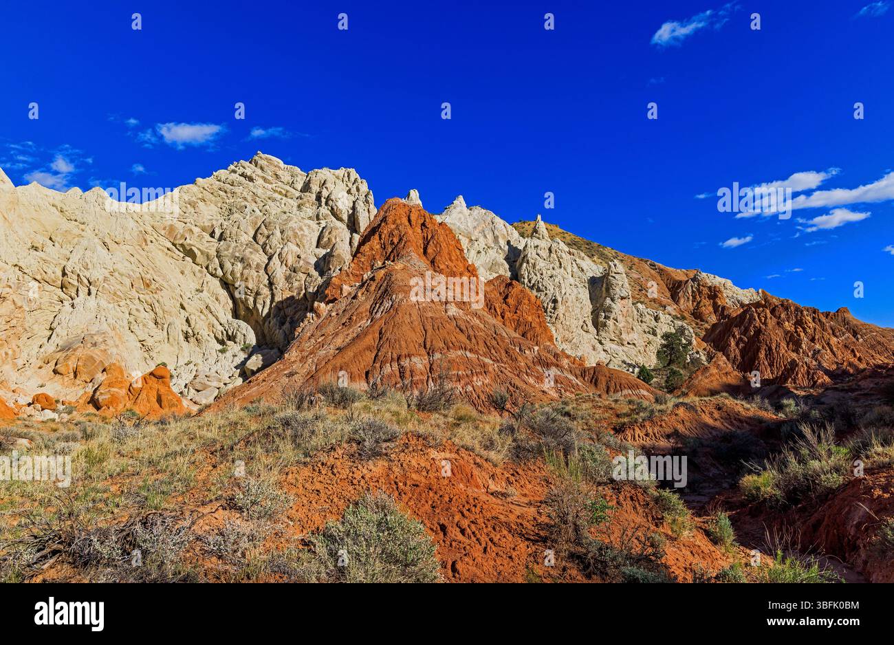 Dies ist ein Blick auf die farbenfrohen Felsformationen entlang der Cottonwood Canyon Road in Grand Staircase-Escalante NM, Kane County, Utah, Stockfoto