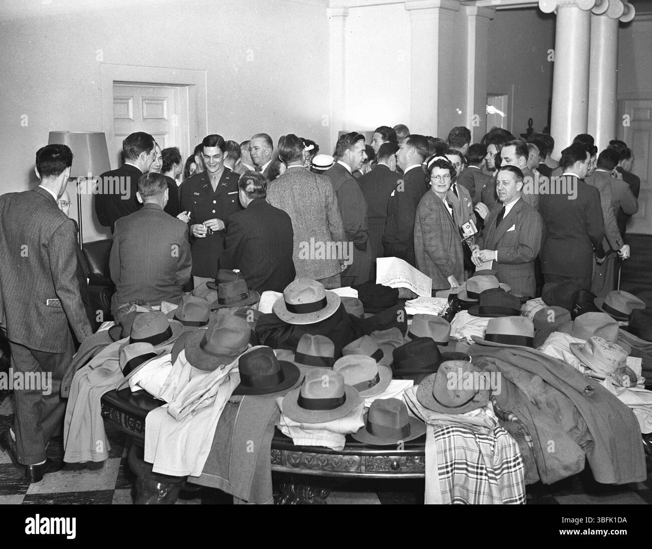 Präsident Truman spricht am V.E. Day aus dem Weißen Haus. Mai 1945. Stockfoto