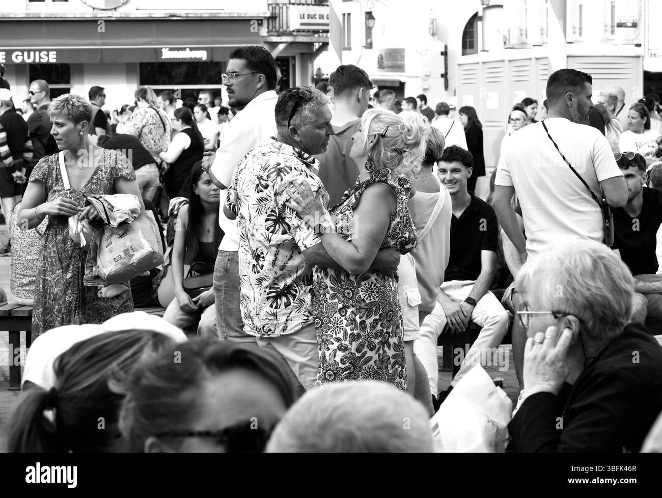 Paare tanzen auf der Straße während der Feierlichkeiten am 1. Mai La Fête du Muguet (Tag der Lilly des Tals) am Tag der Arbeit in Guines in Nordfrankreich 2025 Stockfoto