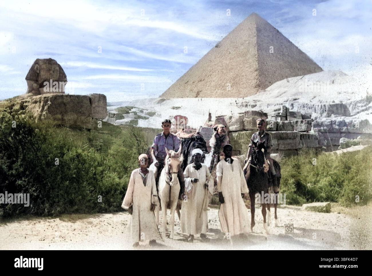 Royal Army Ordnance Corp britische Soldaten auf Pferden mit Fremdenführern in Ägypten 1943 während des Zweiten Weltkriegs. Mit den Pyramiden und der Sphynx Stockfoto