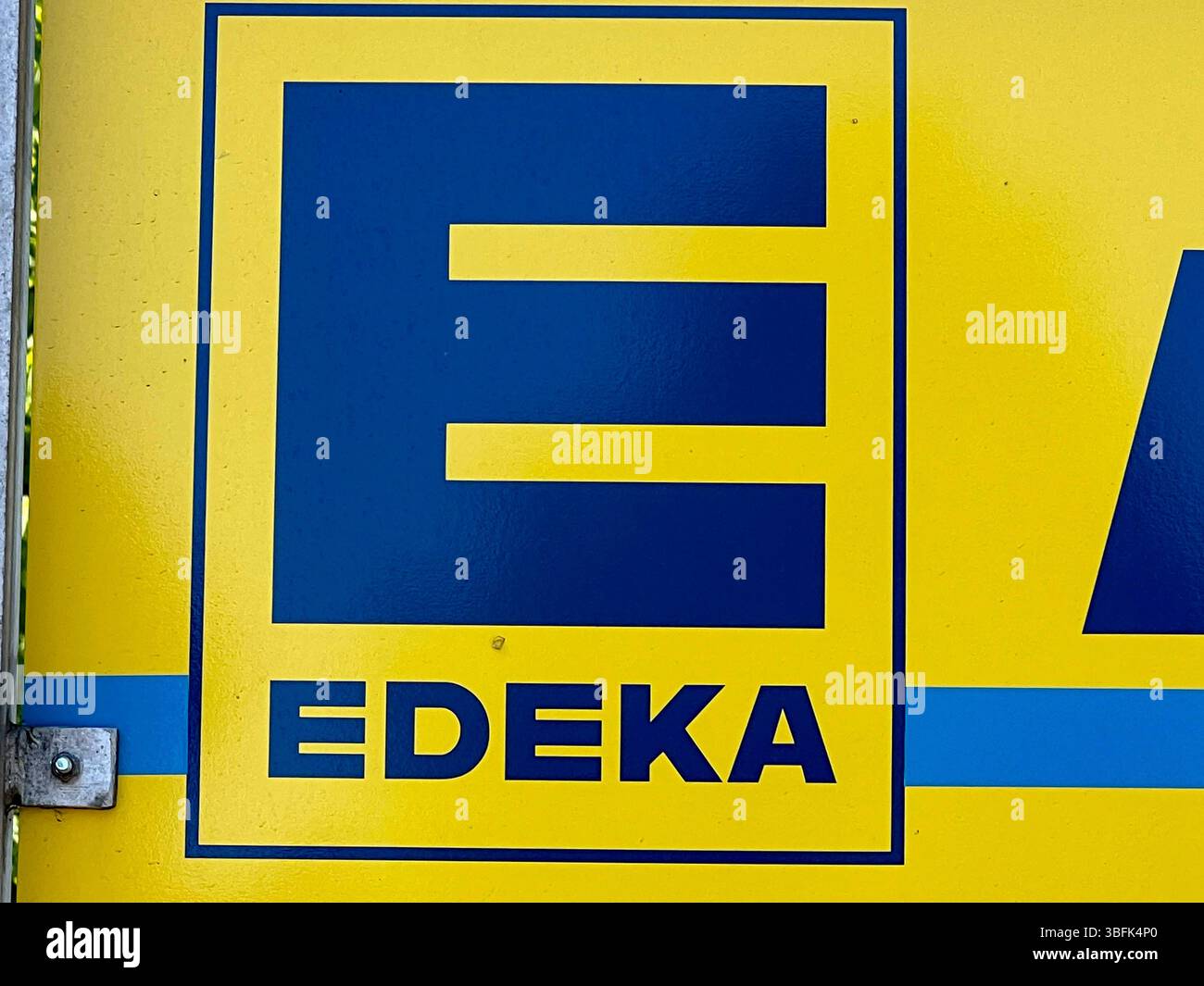EDEKA Firmen Logo gelb blau Hinweisschild zum Supermarkt in Dierhagen MV - die Edeka Gruppe EDEKA ehemals Abkürzung für Einkaufsgenossenschaft der Kolonialwarenhändler im Halleschen Torbezirk zu Berlin ist ein genossenschaftlich organisierter kooperativer nternehmensverbund im deutschen Einzelhande Mecklenburg-Vorpommern Deutschland *** EDEKA Firmenlogo gelbes blaues Zeichen zum Supermarkt in Dierhagen MV die Edeka Group EDEKA GmbH ist ehemals kooperativer Kooperativer Kooperativer Kooperativer Kooperative der Kolonialwarenhändler in Berlin Stockfoto