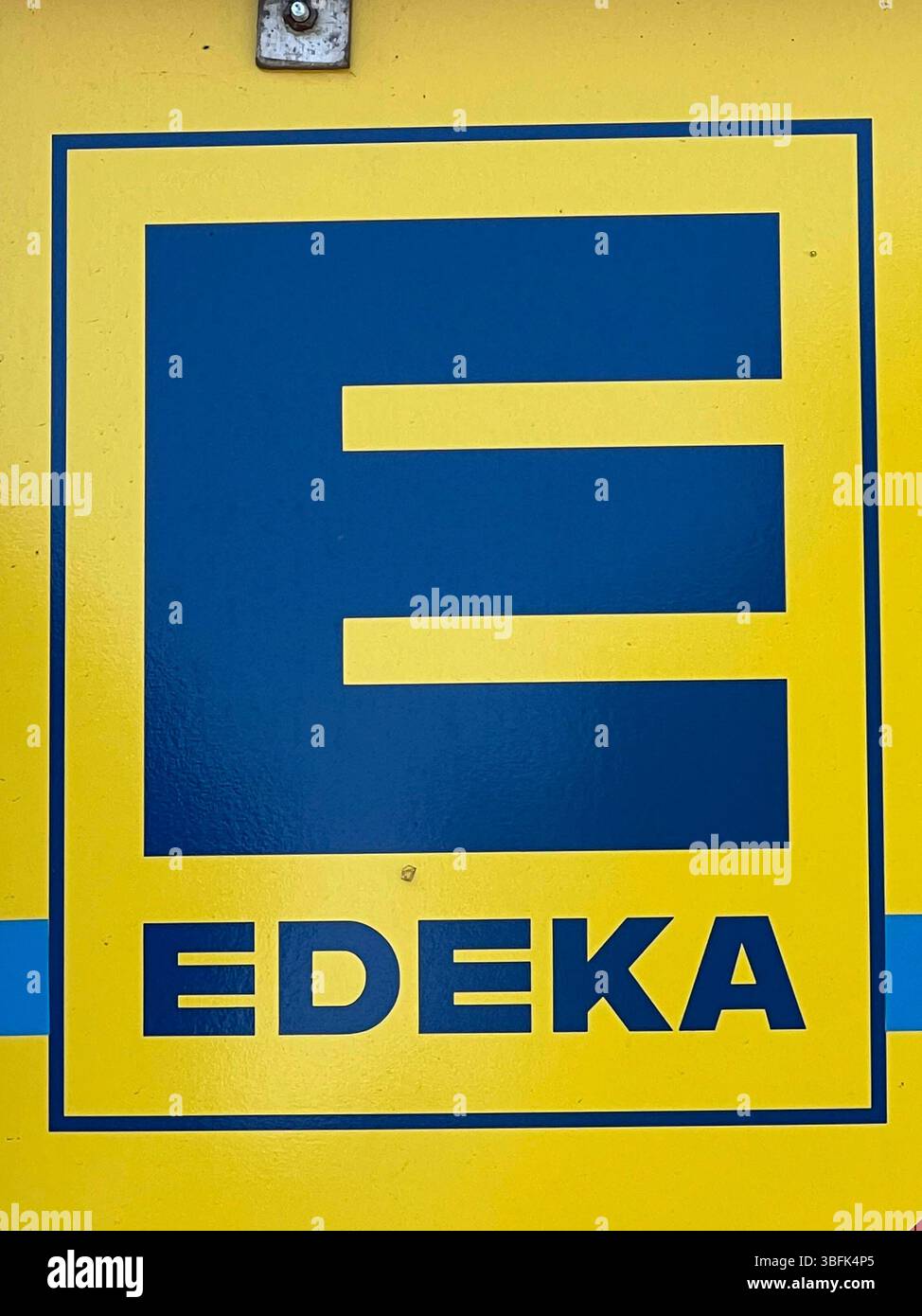 EDEKA Firmen Logo gelb blau Hinweisschild zum Supermarkt in Dierhagen MV - die Edeka Gruppe EDEKA ehemals Abkürzung für Einkaufsgenossenschaft der Kolonialwarenhändler im Halleschen Torbezirk zu Berlin ist ein genossenschaftlich organisierter kooperativer nternehmensverbund im deutschen Einzelhande Mecklenburg-Vorpommern Deutschland *** EDEKA Firmenlogo gelbes blaues Zeichen zum Supermarkt in Dierhagen MV die Edeka Group EDEKA GmbH ist ehemals kooperativer Kooperativer Kooperativer Kooperativer Kooperative der Kolonialwarenhändler in Berlin Stockfoto