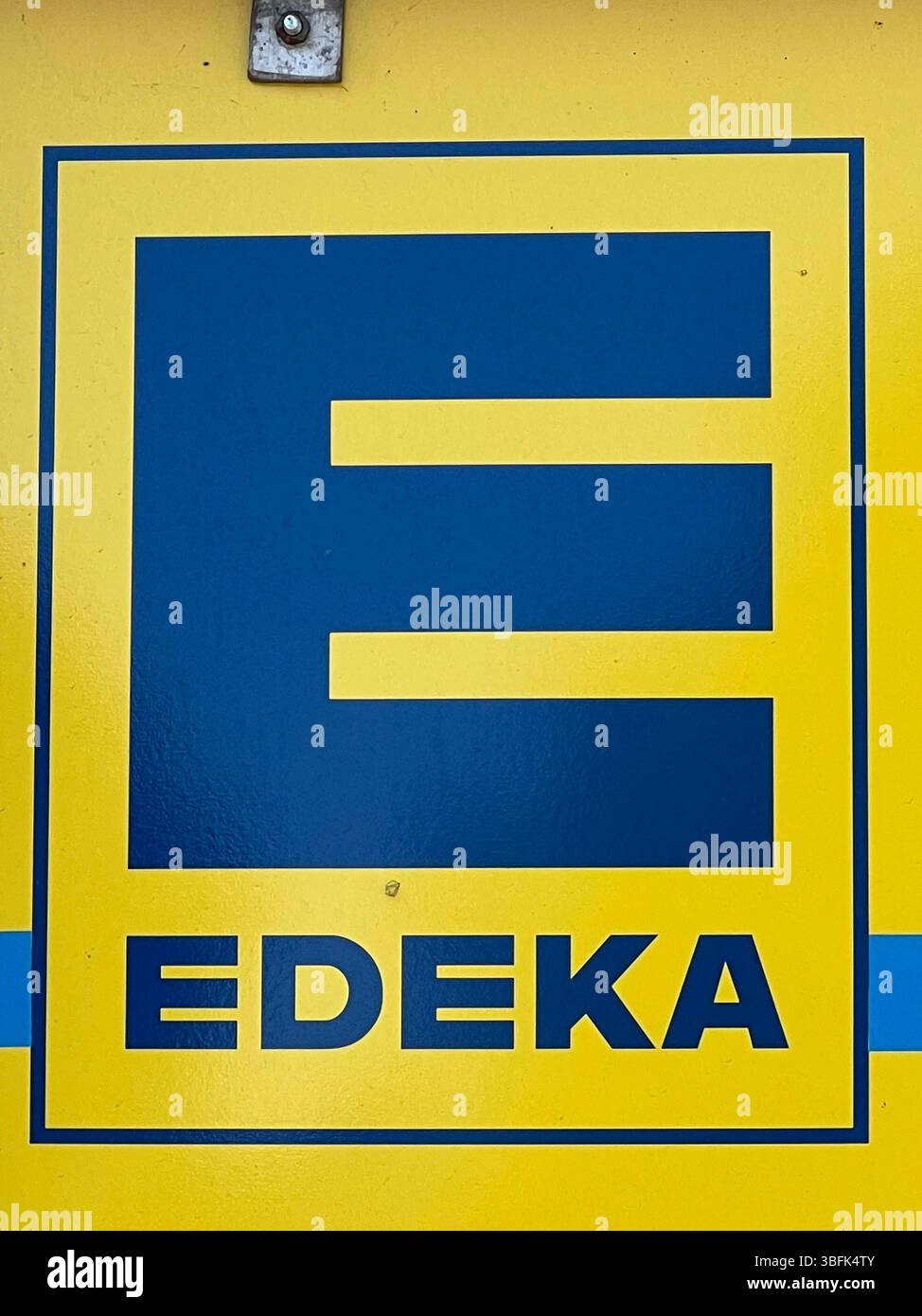 EDEKA Firmen Logo gelb blau Hinweisschild zum Supermarkt in Dierhagen MV - die Edeka Gruppe EDEKA ehemals Abkürzung für Einkaufsgenossenschaft der Kolonialwarenhändler im Halleschen Torbezirk zu Berlin ist ein genossenschaftlich organisierter kooperativer nternehmensverbund im deutschen Einzelhande Mecklenburg-Vorpommern Deutschland *** EDEKA Firmenlogo gelbes blaues Zeichen zum Supermarkt in Dierhagen MV die Edeka Group EDEKA GmbH ist ehemals kooperativer Kooperativer Kooperativer Kooperativer Kooperative der Kolonialwarenhändler in Berlin Stockfoto