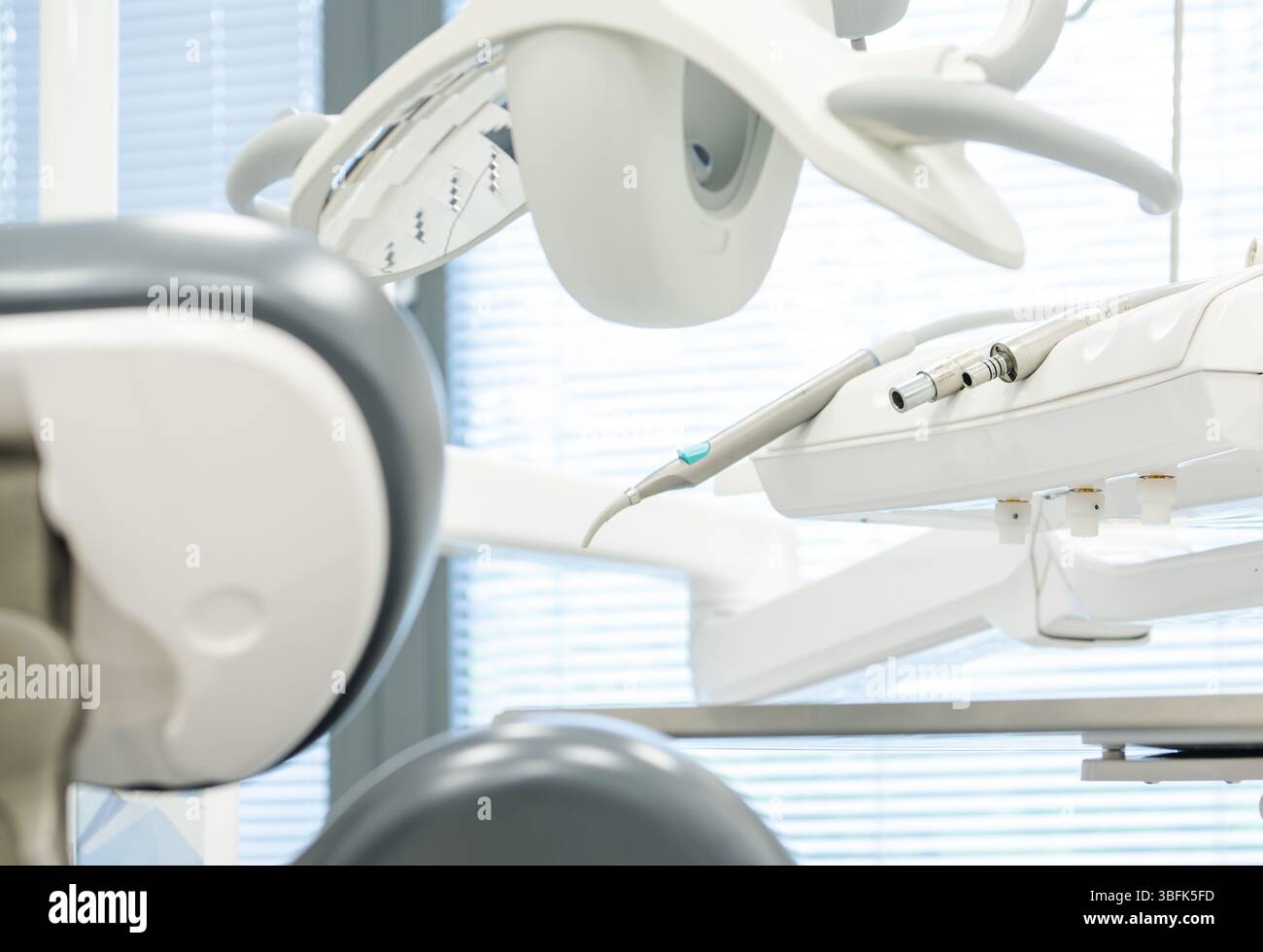 Modernste Dentalinstrumente sind in einer hellen, sauberen Klinik für den nächsten Patienten ordentlich angeordnet. Die Atmosphäre ist ruhig und einladend. Stockfoto