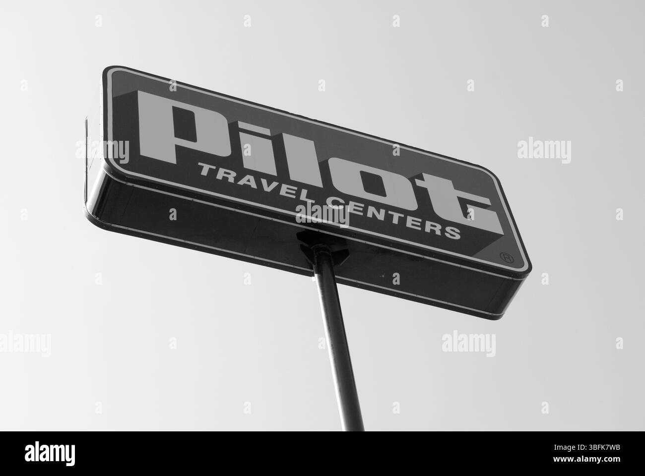 Das Schild Pilot Travel Center befindet sich am Straßenrand, ein bekannter Halt für Kraftstoff, Essen und Erholung entlang der Autobahnen in den USA. Stockfoto