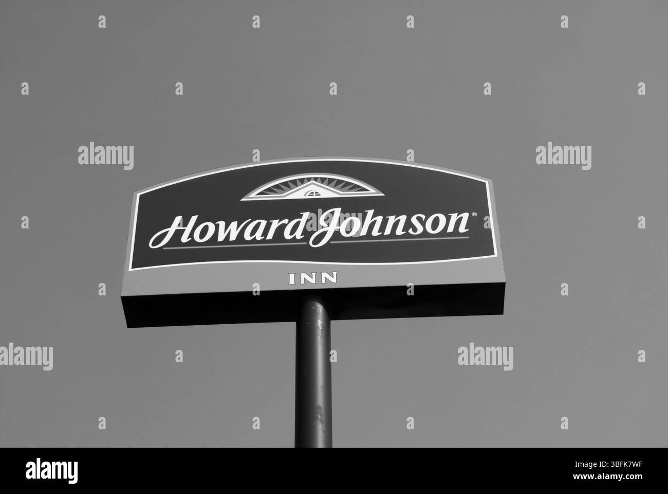 Howard Johnson Inn Schild, das an die klassische amerikanische Straßenfahrt erinnert. Stockfoto