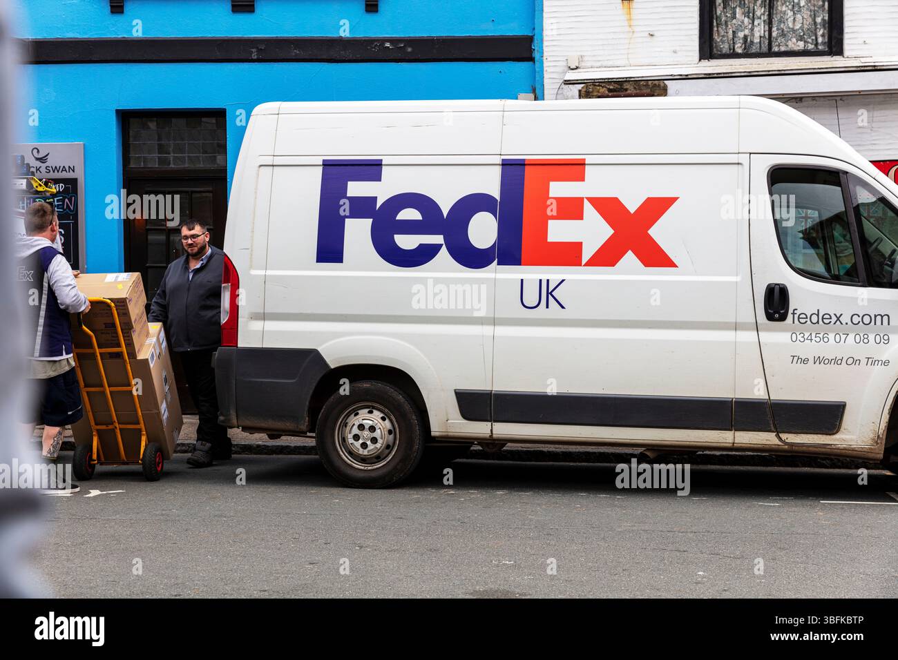 FedEx, FedEx Delivery, FedEx van, FedEx Logo, FedEx Delivery Person, zustellen, Pakete, FedEx Paket, FedEx zustellen, Unternehmen, UK, FedEx Post, Stockfoto