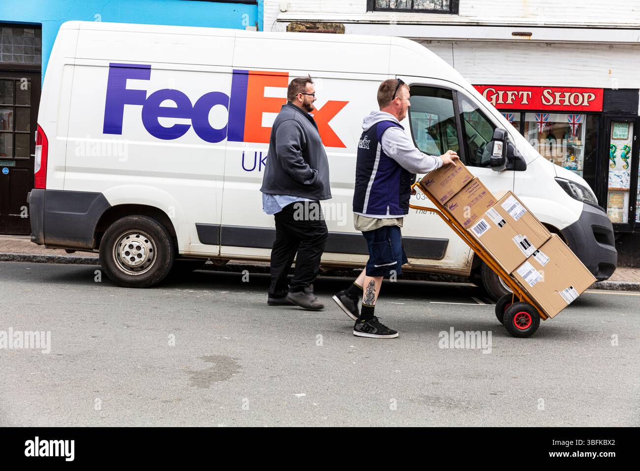 FedEx, FedEx Delivery, FedEx van, FedEx Logo, FedEx Delivery Person, zustellen, Pakete, FedEx Paket, FedEx zustellen, Unternehmen, UK, FedEx Post, Stockfoto
