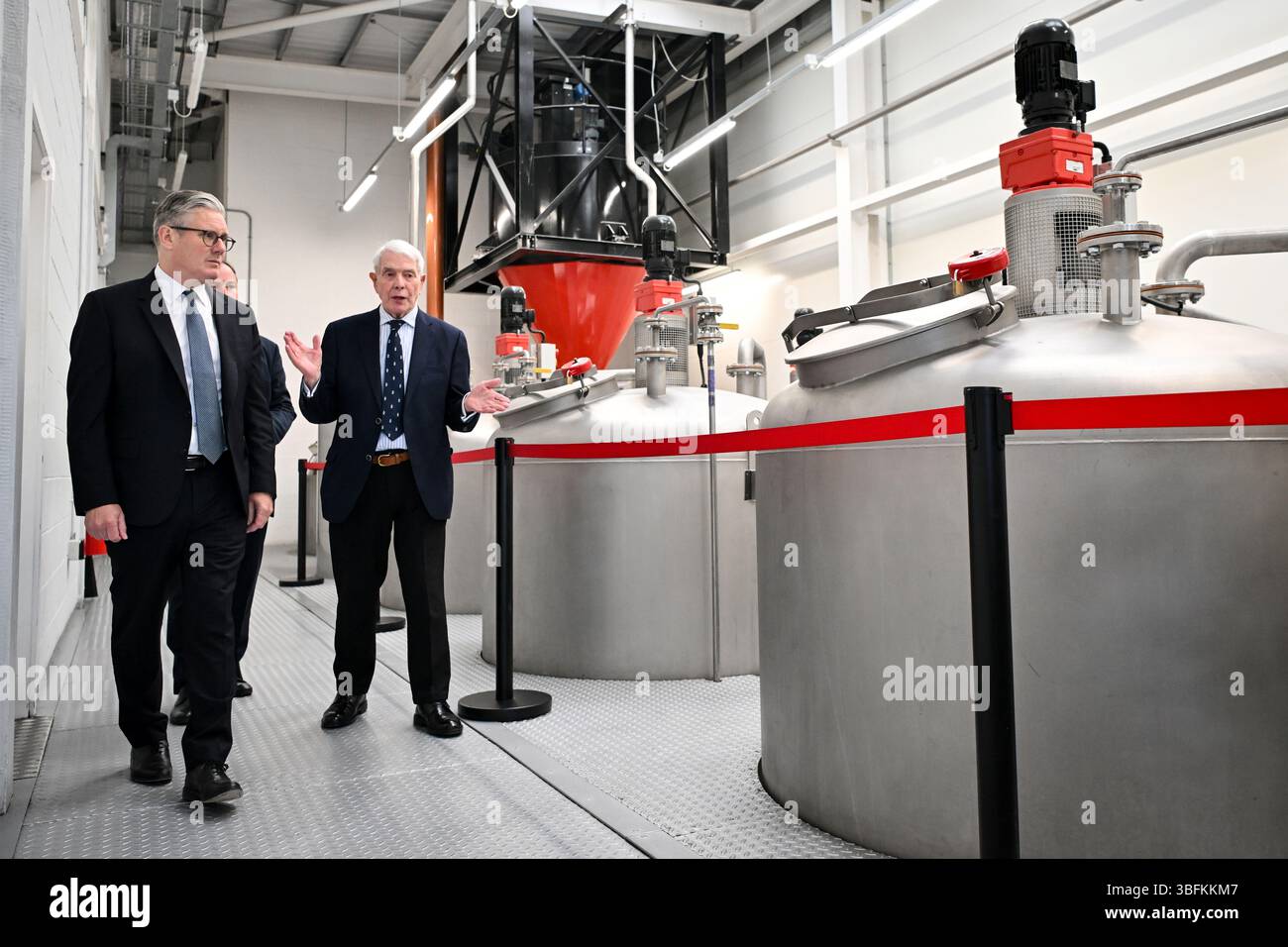 Premierminister Sir Keir Starmer hört den Vorsitzenden der Clydeside Distillery Tim Morrison (rechts) während eines Besuchs in der Clydeside Distillery, Glasgow. Bilddatum: Montag, 2. Juni 2025. Stockfoto
