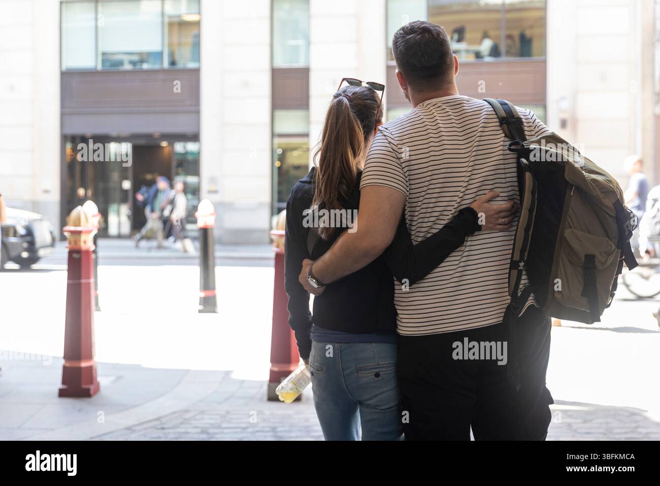 London, Großbritannien, 7. Mai 2025, Ein Paar, das sich beim Spaziergang in der Stadt umschließt. Stockfoto