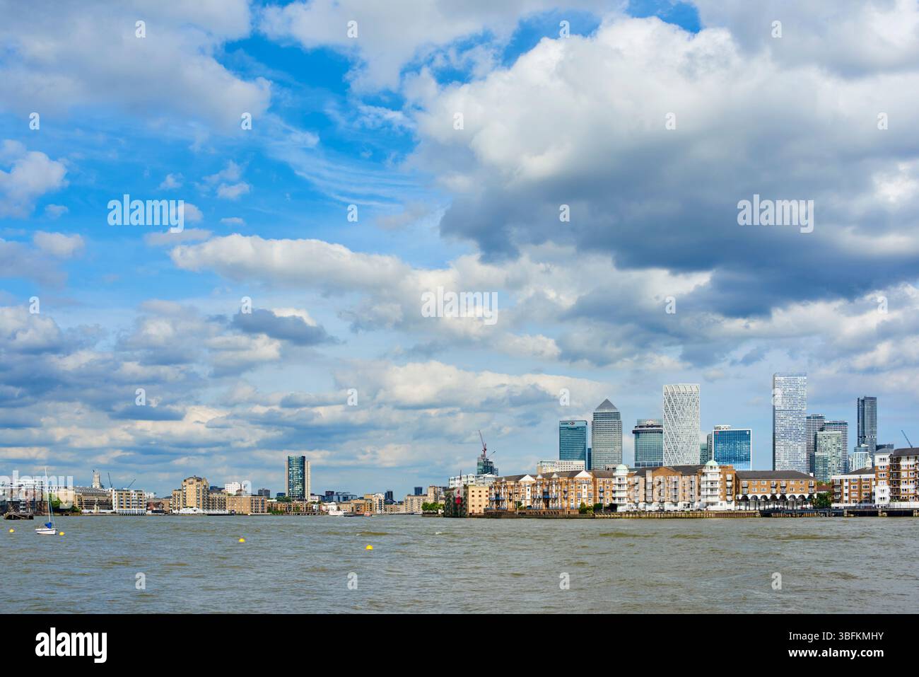 Canary Wharf und die Isle of Dogs aus Shadwell, London, Großbritannien Stockfoto