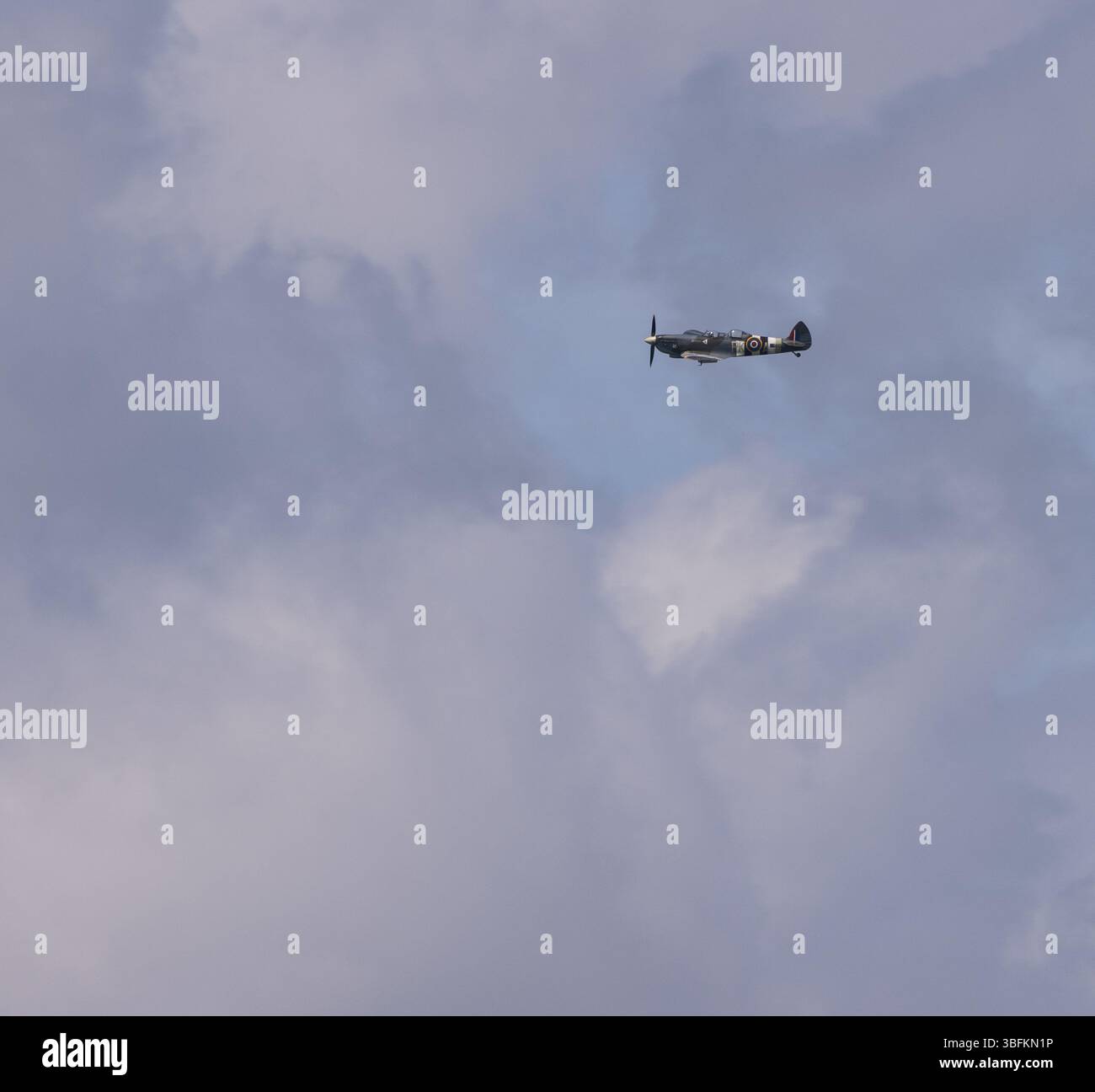 Cowes, Isle of Wight, Großbritannien. Juni 2025. Während der Cowes Classic-Regatta auf der Isle of Wight, Großbritannien, fliegt ein Spitfire aus dem Zweiten Weltkrieg über Cowes. Juni 2025. Quelle: Will Beresford/Alamy Live News Stockfoto