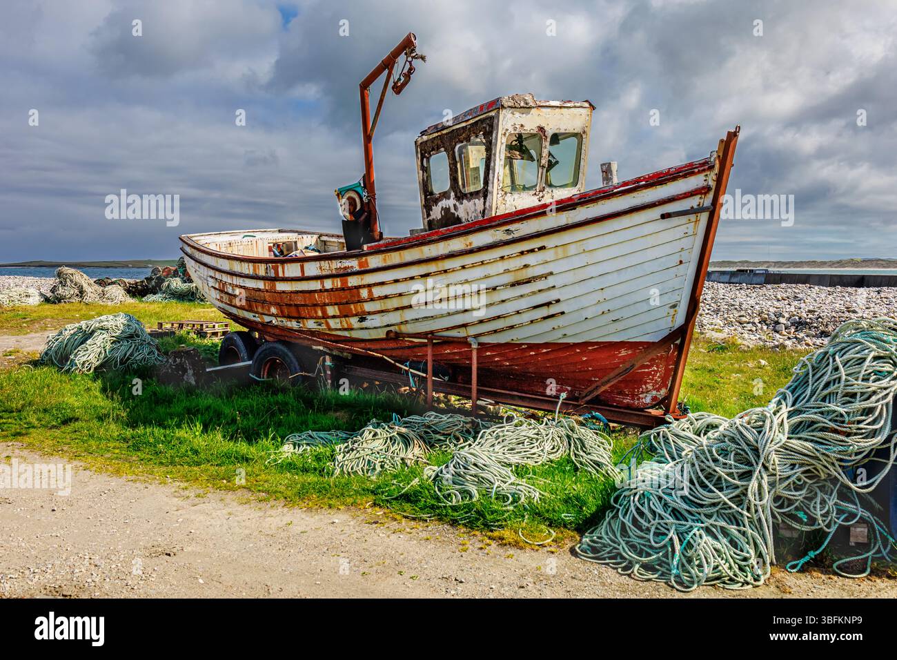 FISCHERBOOT AM STRAND, NICHT MEHR IN GEBRAUCH. Stockfoto