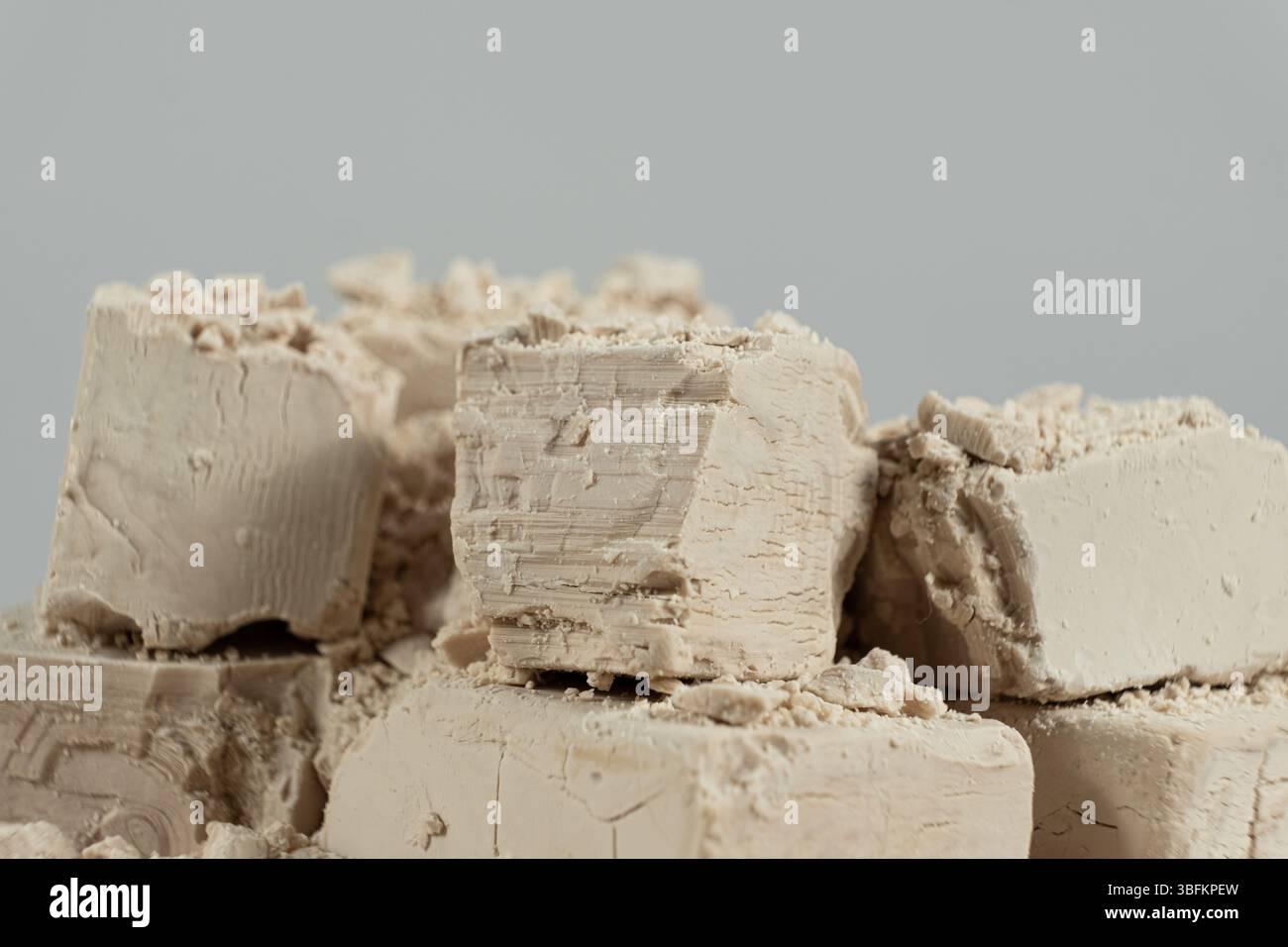 Makrotextur komprimierter Frischhefewürfel. Stockfoto