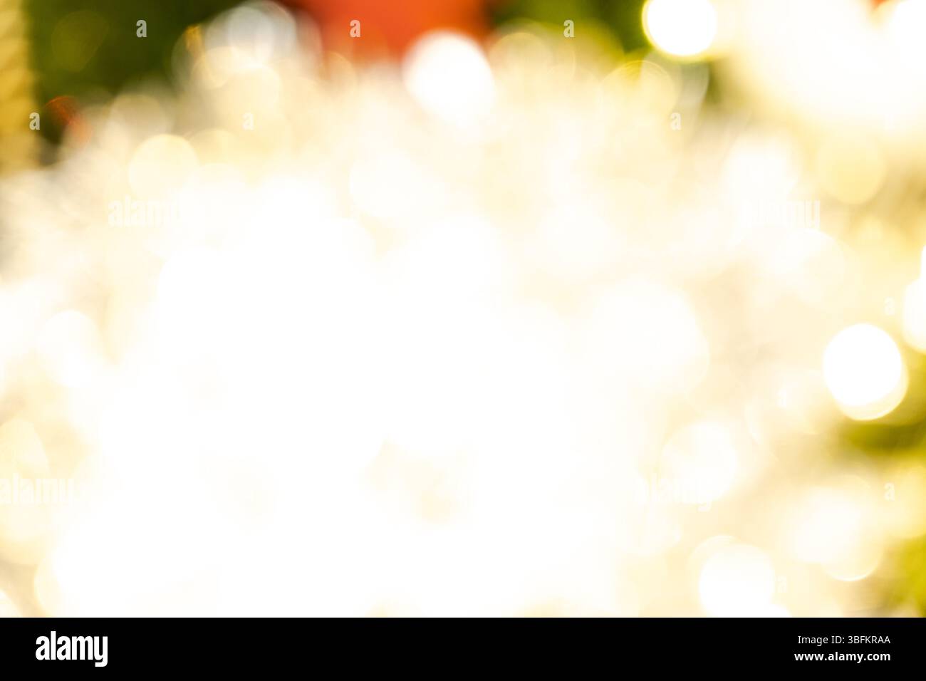 Festlicher, verschwommener Weihnachtshintergrund, zum Verkauf oder zum Sonderangebot, Platz für Text. Stockfoto