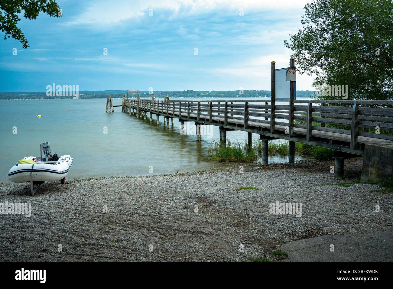 Schlauchboot Am Seeufer Neben Dem Holzsteg In Breitbrunn Am Ammersee, Bayern, Deutschland Im Abendlicht Stockfoto
