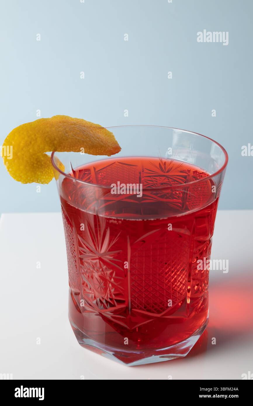 Vibrierender negroni-Cocktail mit Orangenschalen-Garnitur Stockfoto