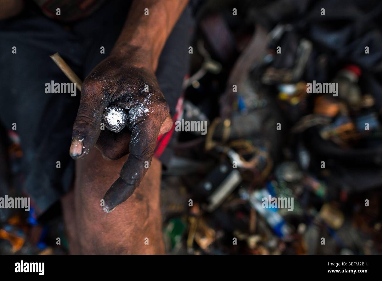 Ein kolumbianischer Drogenkonsument hält auf einer Straße in El Bronx, Medellín, Kolumbien, eine selbstgemachte Pfeife mit Basuco – einer unraffinierten, schmutzigen Kokainpaste – in der Hand. Stockfoto