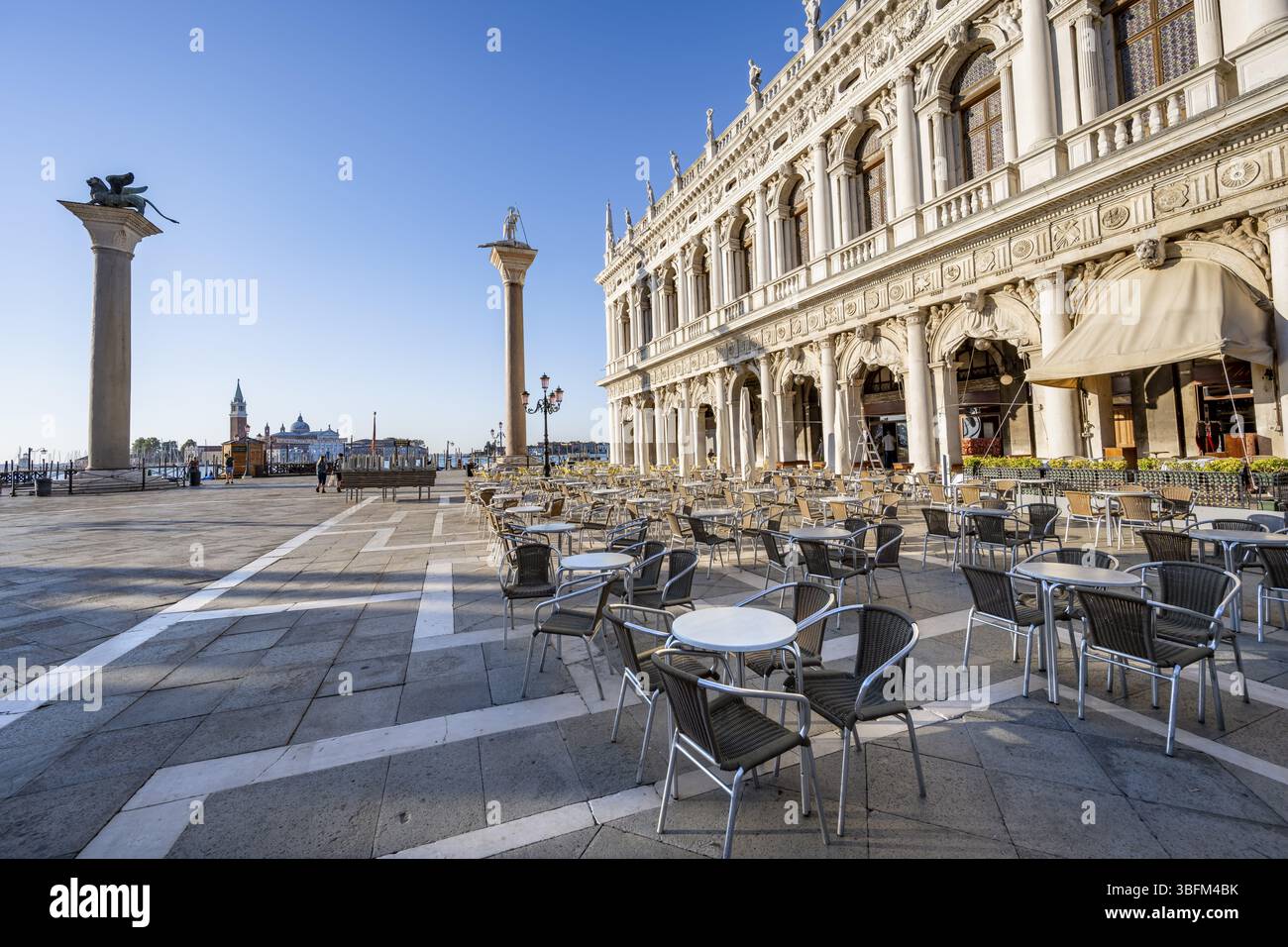 Stühle und Tische der Cafés an der Piazetta San Marco, Colonna di San Marco und Colonna di San Todaro, im Morgenlicht, Markusplatz, Venedig, Vene Stockfoto Stühle und Tische der Cafés an der Piazetta San Marco, Colonna di San Marco und Colonna di San Todaro, im Morgenlicht, Markusplatz, Venedig, Vene Stockfoto