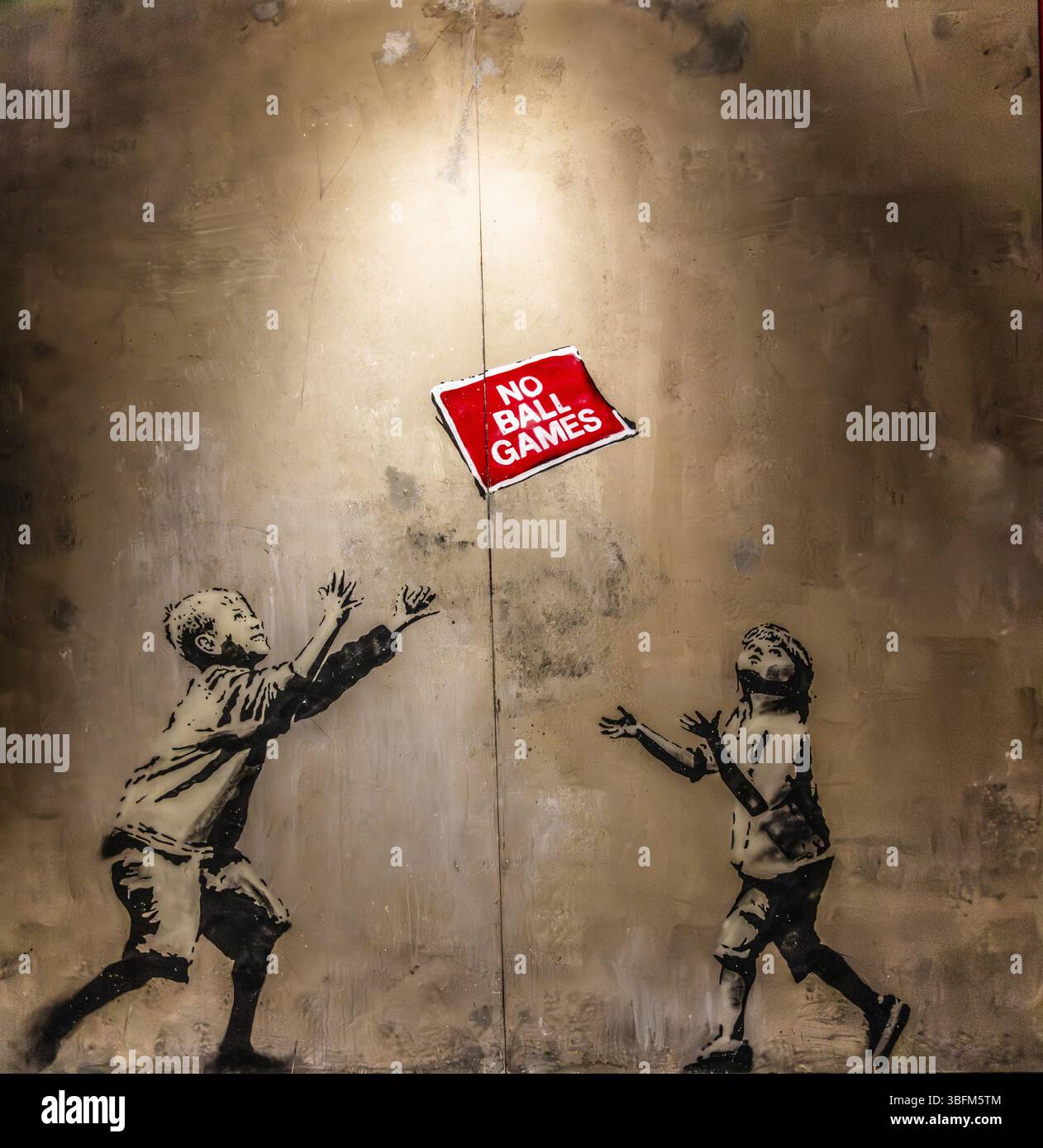 Banksy - keine Ballspiele, Kinder halten sich an und brechen gleichzeitig die Regeln, 2009, Tottenham, London, Großbritannien, Ausstellung The World of Banksy Stockfoto
