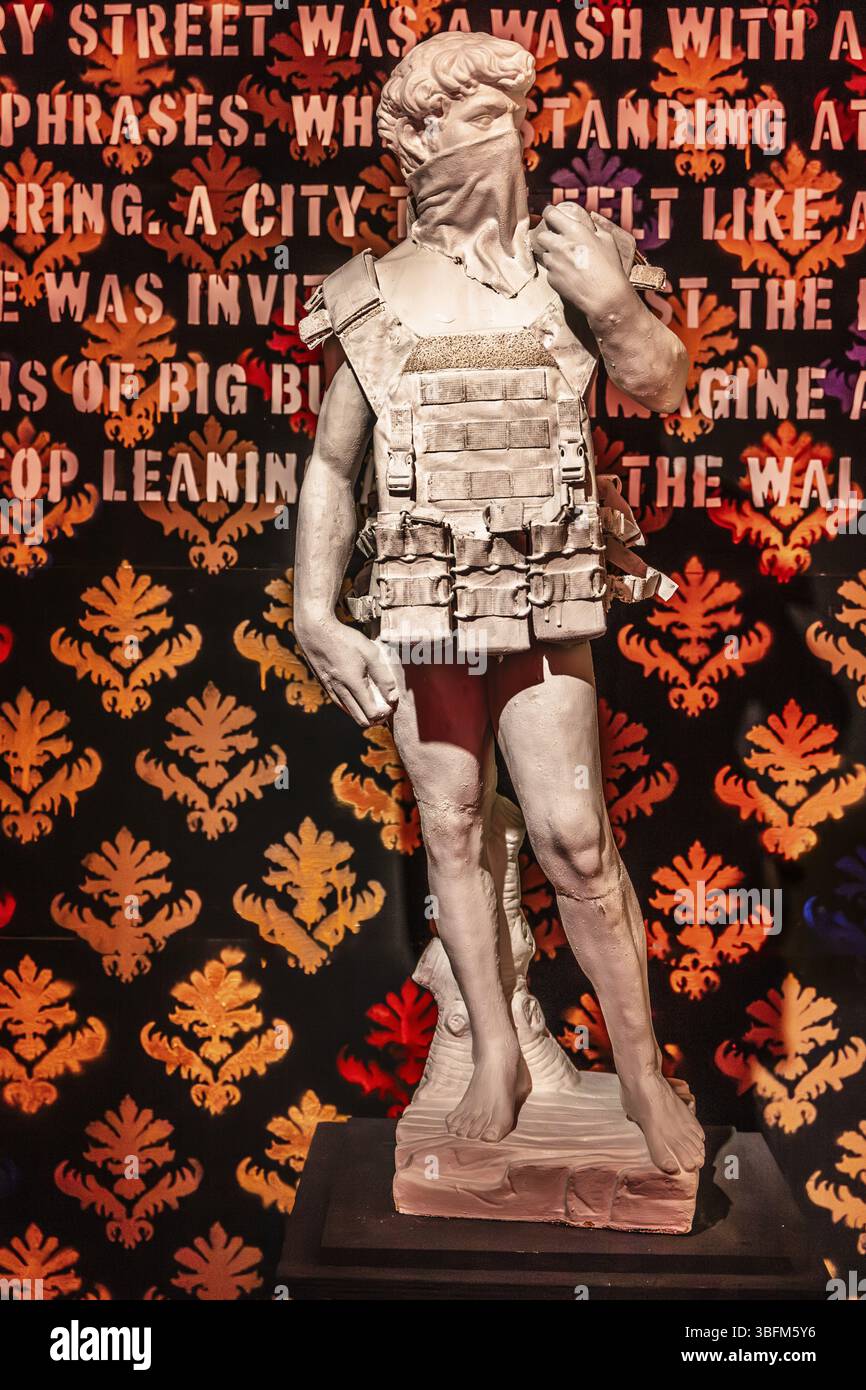 Banksy - Adaption von Michelangelos David-Skulptur als Selbstmordattentäter, 2009, Ausstellung The World of Banksy Stockfoto