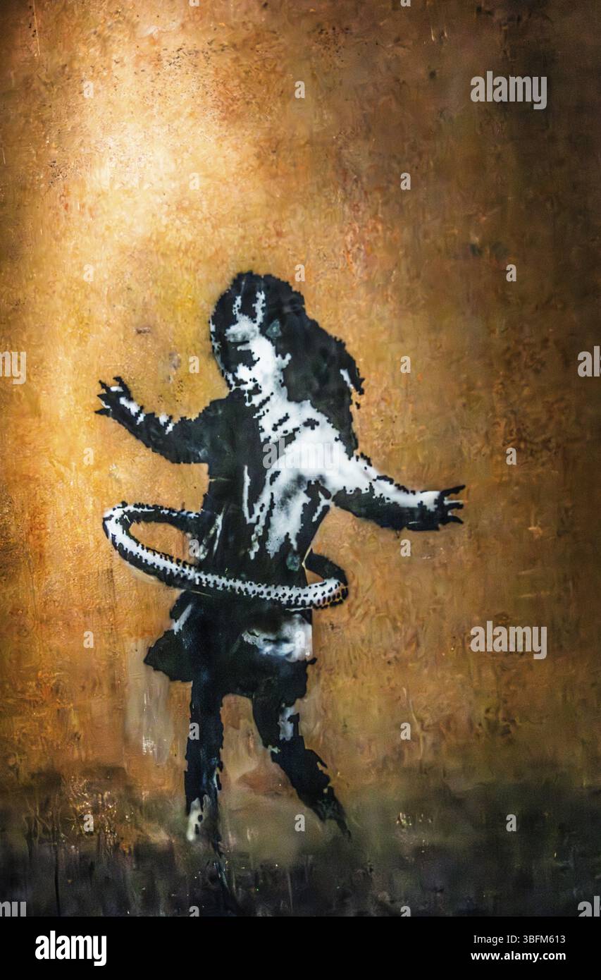 Banksy - Hoola Hoop Girl, Motiv für neue Anfänge, Stärke und Freude in den Broken, 2020, Nottingham, Großbritannien, Ausstellung The World of Banksy Stockfoto