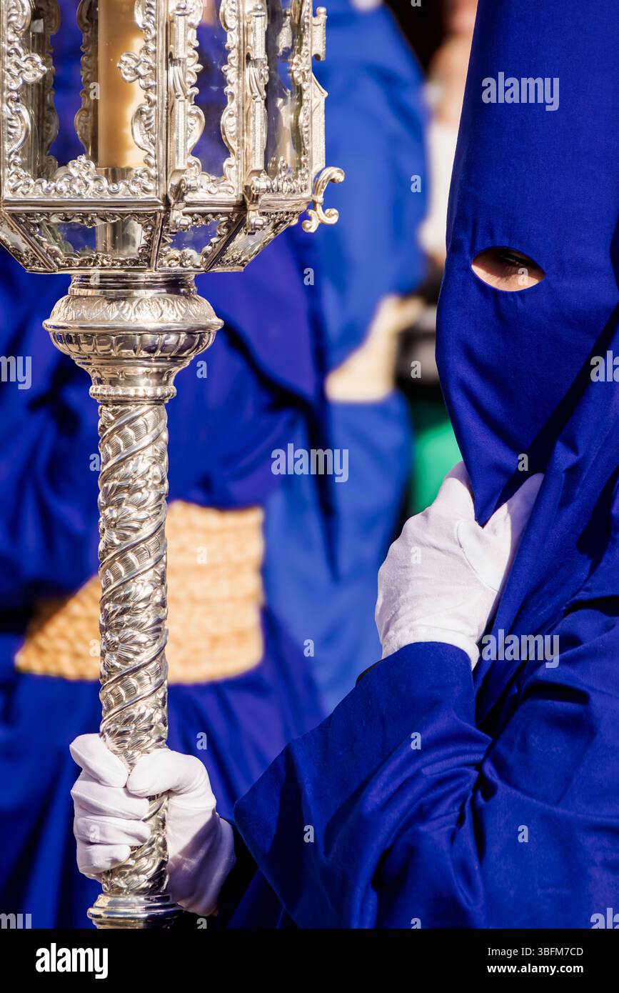 Málaga, Spanien, 16. April 2025: Ein Moment der Reflexion: Karwoche in Málaga durch die Augen eines Bußbürgers Stockfoto