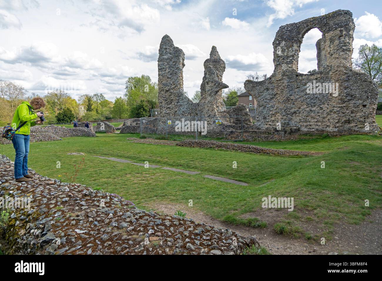 Frau, die Fotos macht, Ruinen, die Abtei von St. Edmund, Bury St Edmunds, West Suffolk, England, Großbritannien Stockfoto