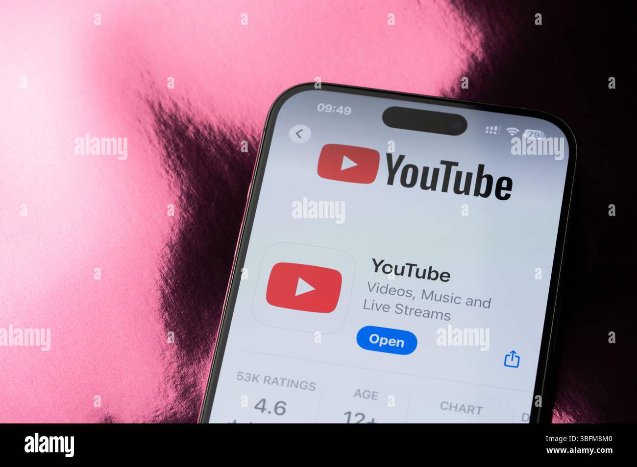 New York, USA - 22. Mai 2025: Ranking der mobilen YouTube-Anwendungen auf Smartphone-Bildschirm Nahaufnahme Makroansicht Stockfoto