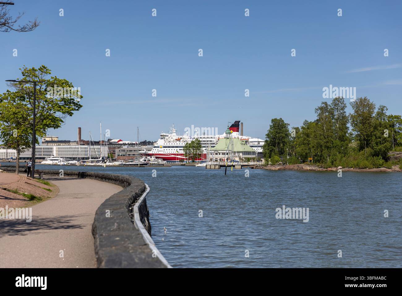 An einem sonnigen Sommertag auf der Ostsee in der Nähe von Helsinki Stockfoto