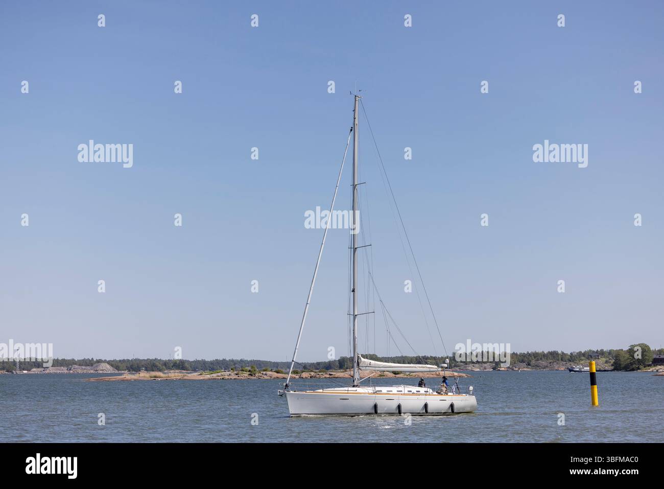 An einem sonnigen Sommertag auf der Ostsee in der Nähe von Helsinki Stockfoto