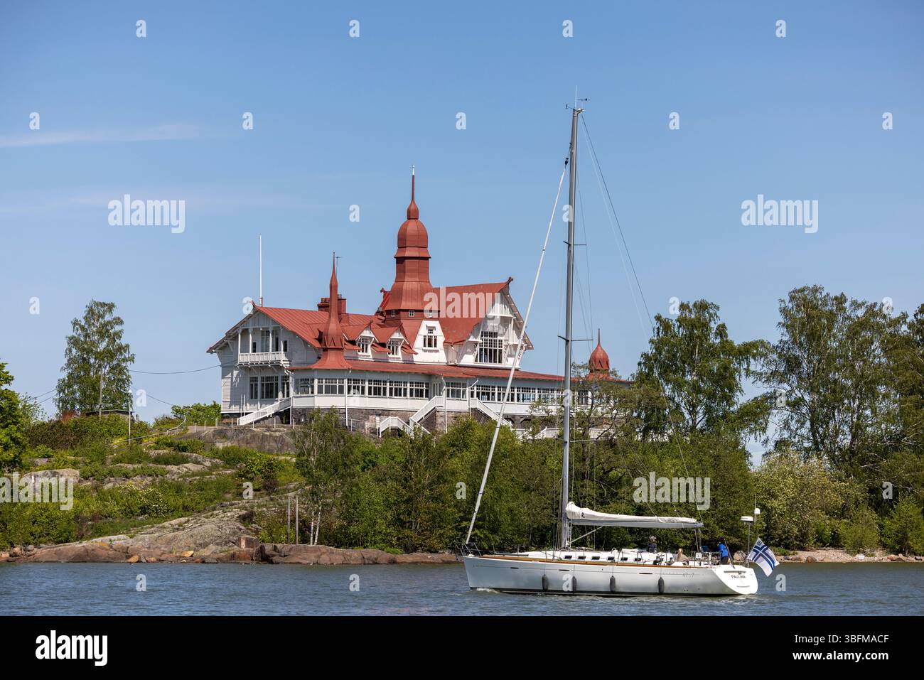 An einem sonnigen Sommertag auf der Ostsee in der Nähe von Helsinki Stockfoto