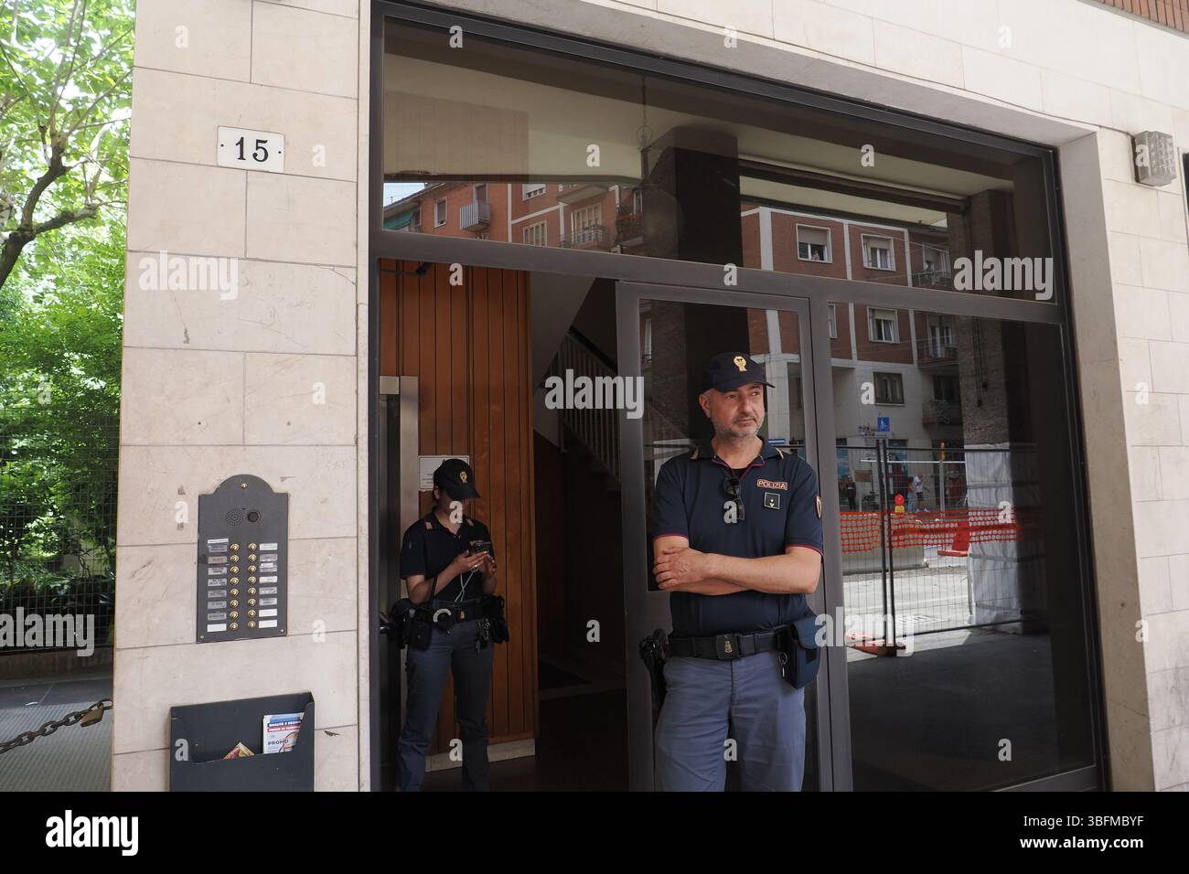Bologna, Italien. Juni 2025. Bologna, Italia - Cronaca - 2 Giugno 2025 - Duplice omicidio coppia Gay auf der piazza DellÕUnitˆ - (Foto Michele Nucci/LaPresse) News - Bologna, Italien - 02. Juni 2025 - Doppelmord an schwulen Paaren auf der Piazza DellÕUnitˆ - (Foto Michele Nucci/LaPresse) Credit: LaPresse/Alamy Live News Stockfoto