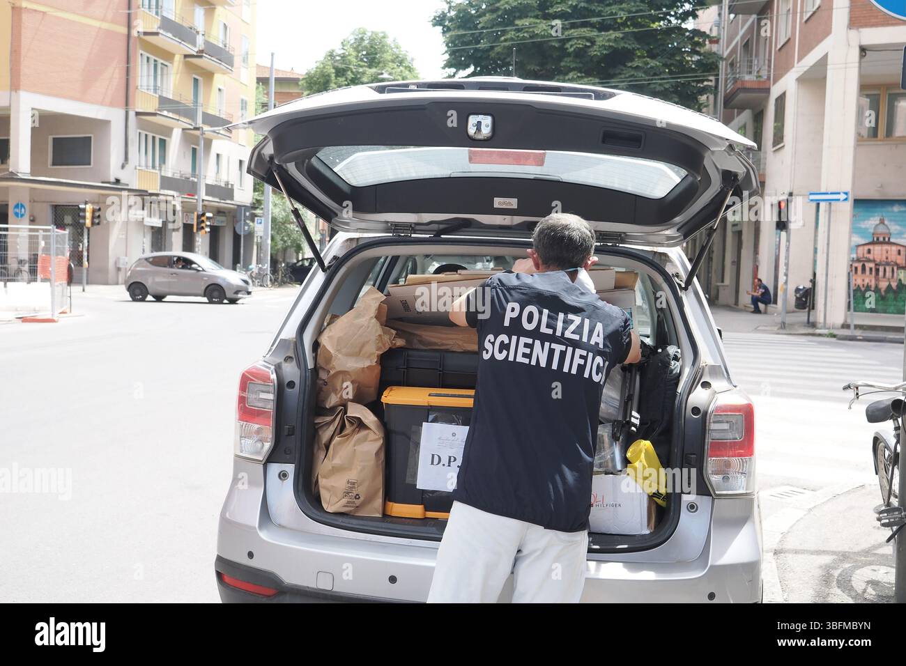 Bologna, Italien. Juni 2025. Bologna, Italia - Cronaca - 2 Giugno 2025 - Duplice omicidio coppia Gay auf der piazza DellÕUnitˆ - (Foto Michele Nucci/LaPresse) News - Bologna, Italien - 02. Juni 2025 - Doppelmord an schwulen Paaren auf der Piazza DellÕUnitˆ - (Foto Michele Nucci/LaPresse) Credit: LaPresse/Alamy Live News Stockfoto