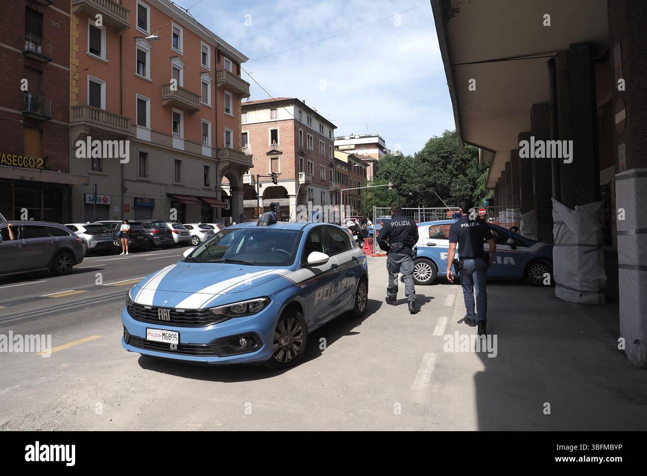 Bologna, Italien. Juni 2025. Bologna, Italia - Cronaca - 2 Giugno 2025 - Duplice omicidio coppia Gay auf der piazza DellÕUnitˆ - (Foto Michele Nucci/LaPresse) News - Bologna, Italien - 02. Juni 2025 - Doppelmord an schwulen Paaren auf der Piazza DellÕUnitˆ - (Foto Michele Nucci/LaPresse) Credit: LaPresse/Alamy Live News Stockfoto