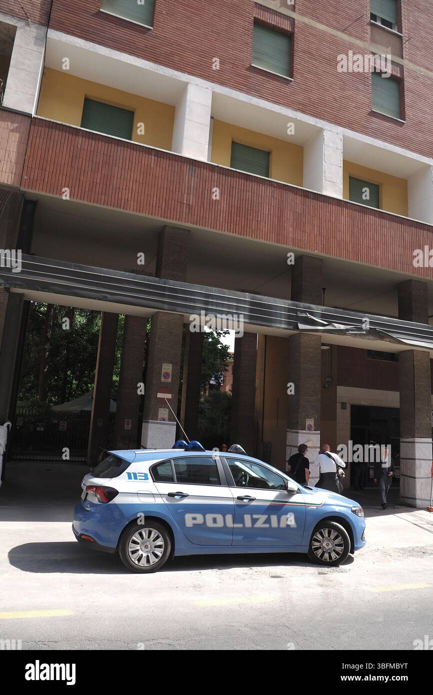 Bologna, Italien. Juni 2025. Bologna, Italia - Cronaca - 2 Giugno 2025 - Duplice omicidio coppia Gay auf der piazza DellÕUnitˆ - (Foto Michele Nucci/LaPresse) News - Bologna, Italien - 02. Juni 2025 - Doppelmord an schwulen Paaren auf der Piazza DellÕUnitˆ - (Foto Michele Nucci/LaPresse) Credit: LaPresse/Alamy Live News Stockfoto