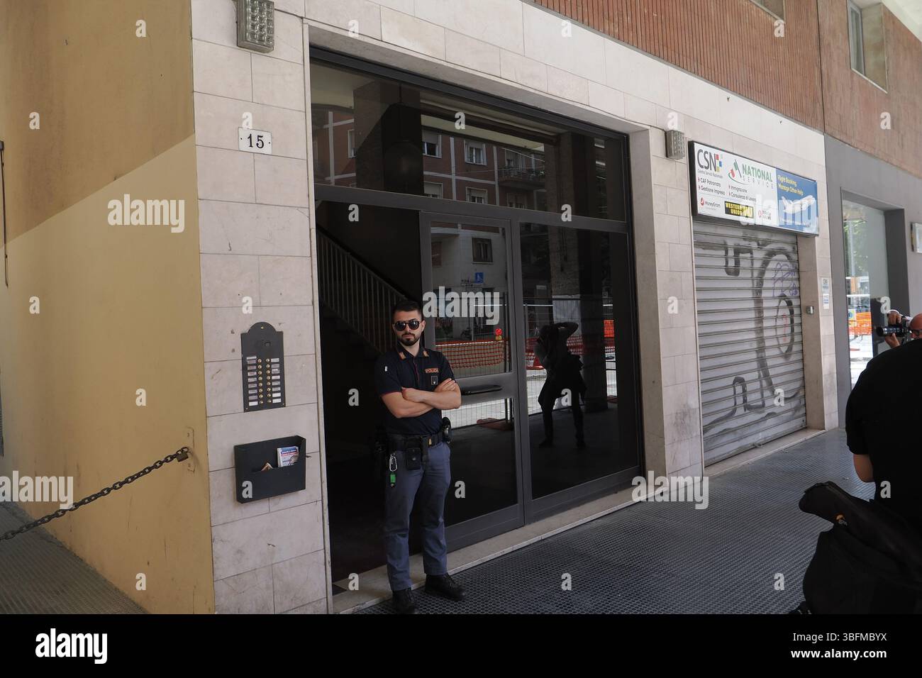 Bologna, Italien. Juni 2025. Bologna, Italia - Cronaca - 2 Giugno 2025 - Duplice omicidio coppia Gay auf der piazza DellÕUnitˆ - (Foto Michele Nucci/LaPresse) News - Bologna, Italien - 02. Juni 2025 - Doppelmord an schwulen Paaren auf der Piazza DellÕUnitˆ - (Foto Michele Nucci/LaPresse) Credit: LaPresse/Alamy Live News Stockfoto